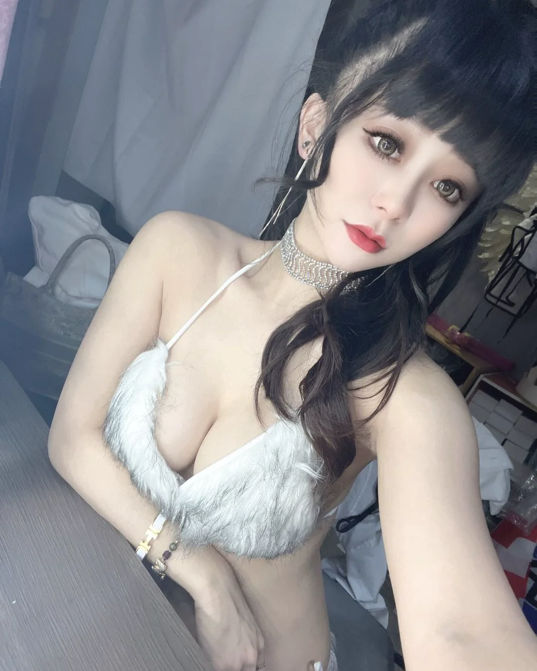 甜美Dancer「甜婕綸」曲線曼妙，「蕾絲馬甲＋性感小丁」辣秀美乳翹臀！ - 網路美女
