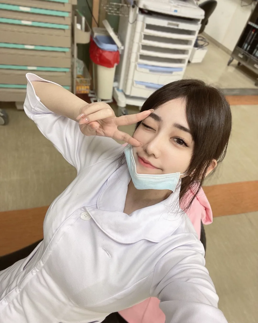 「甜美護理師」天使臉蛋魔鬼身材！制服下反差兇猛，「豐滿美乳」讓人打針都不痛了 - 網路美女