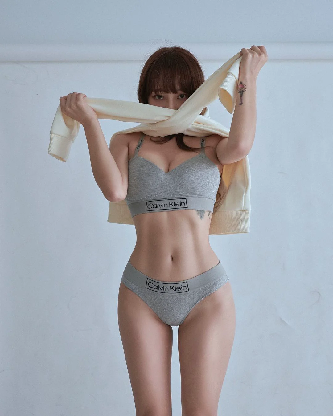 「樂天正妹」遮不住好曲線，「火燙腹肌」深刻美體超銷魂 - 網路美女