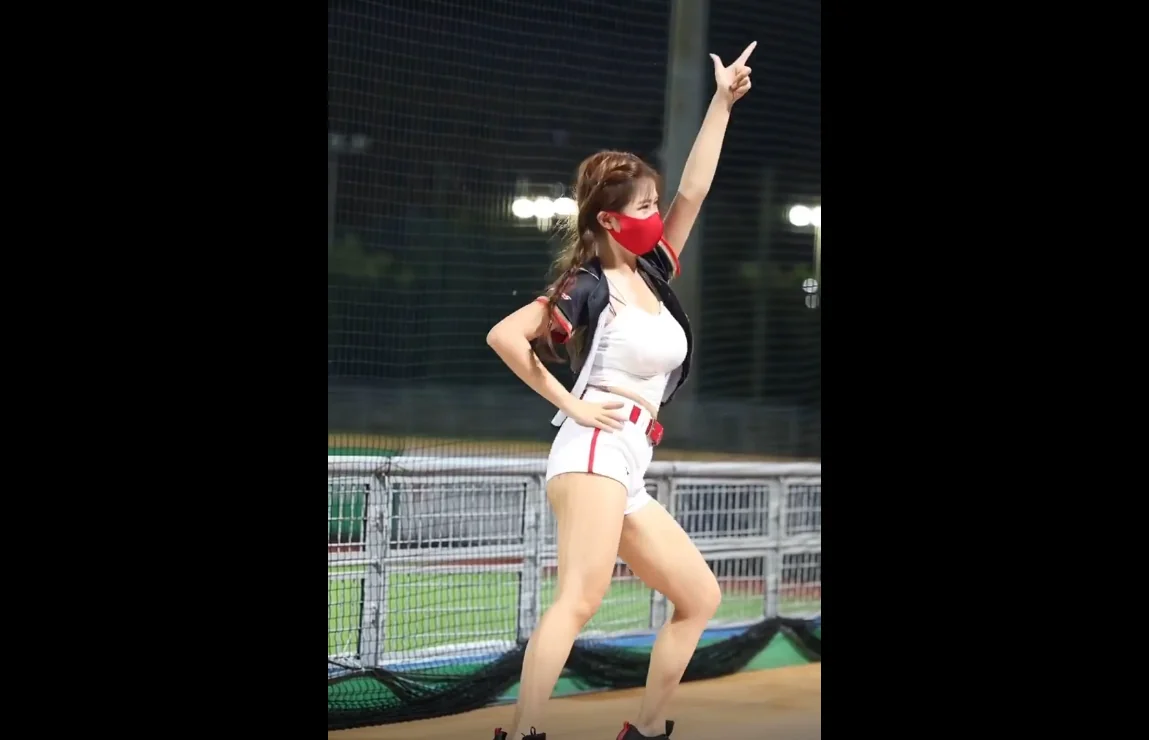 最震小龍女「賴可」魔性彈跳影片瘋傳　網友：我愛看球賽的原因 - 網路美女