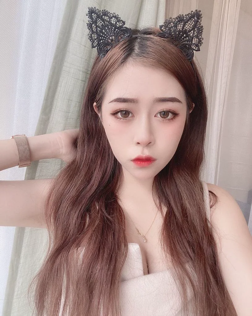 無辜感正妹美容師「奈奈」，細肩小背心展現「超飽滿美乳」！ - 網路美女