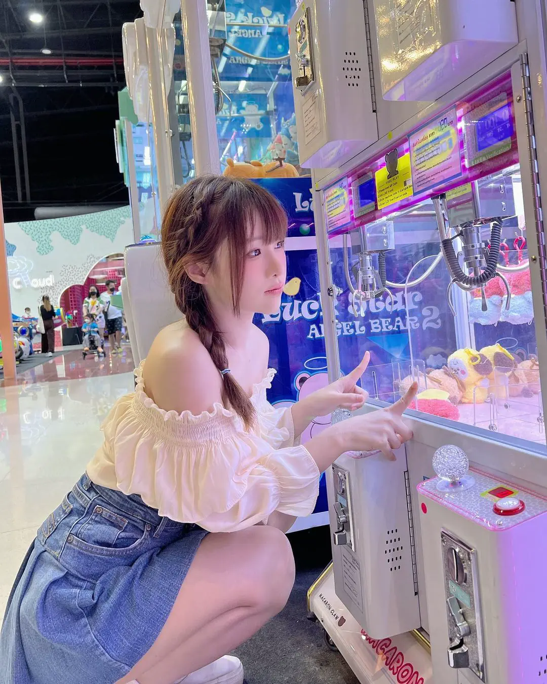 娃娃機前捕獲「童顏巨乳」，「發育成功太成功」讓人超想擁有 - 網路美女