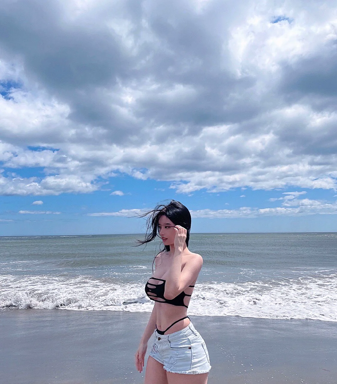 海邊大奶妹竟是她…　爆乳翹臀小蠻腰成關鍵　網友一眼認證本人無誤 - 網路美女
