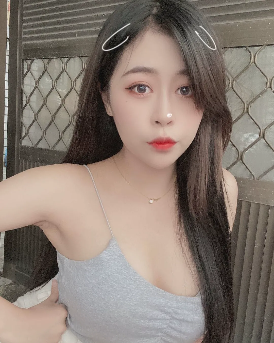 寵物保姆「奈奈」以乳示愛心，「猖狂D奶」連肩帶都快Hold不住 - 網路美女