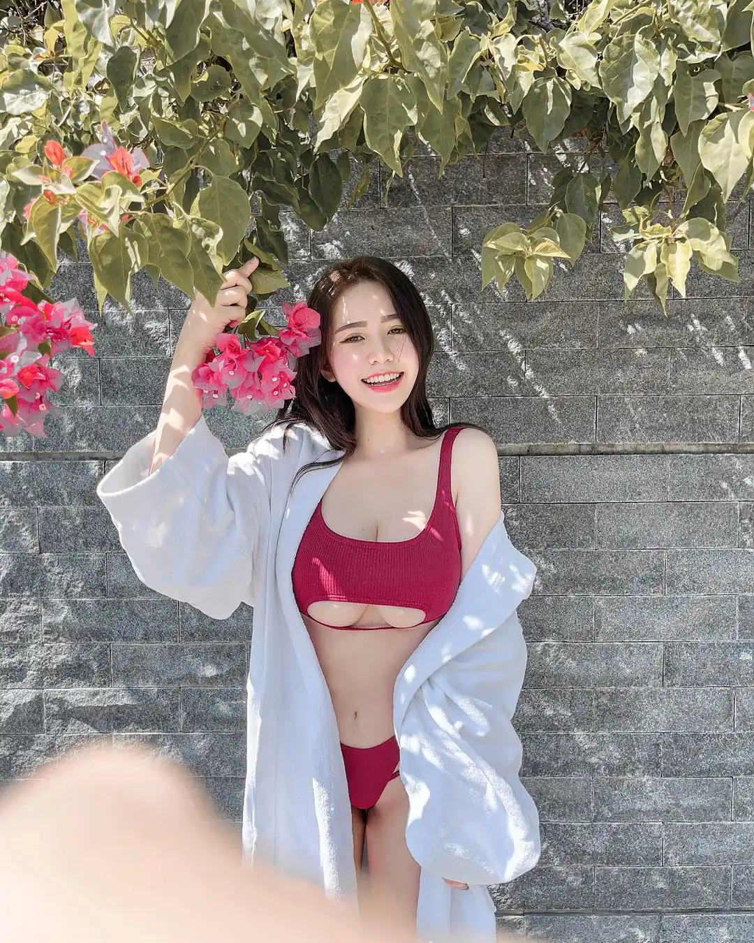 超心機泳裝設計！「雪白美乳正妹」南半球擠出，小型「人字下緣乳」好兇猛 - 網路美女