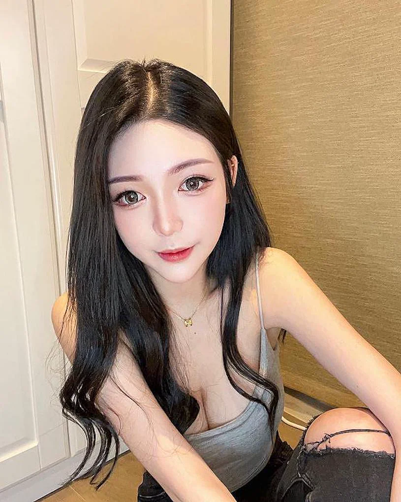 20歲甜心正妹「璇璇」穿上低胸小可愛，超集中的「豐滿胸型」太挑逗！ - 網路美女