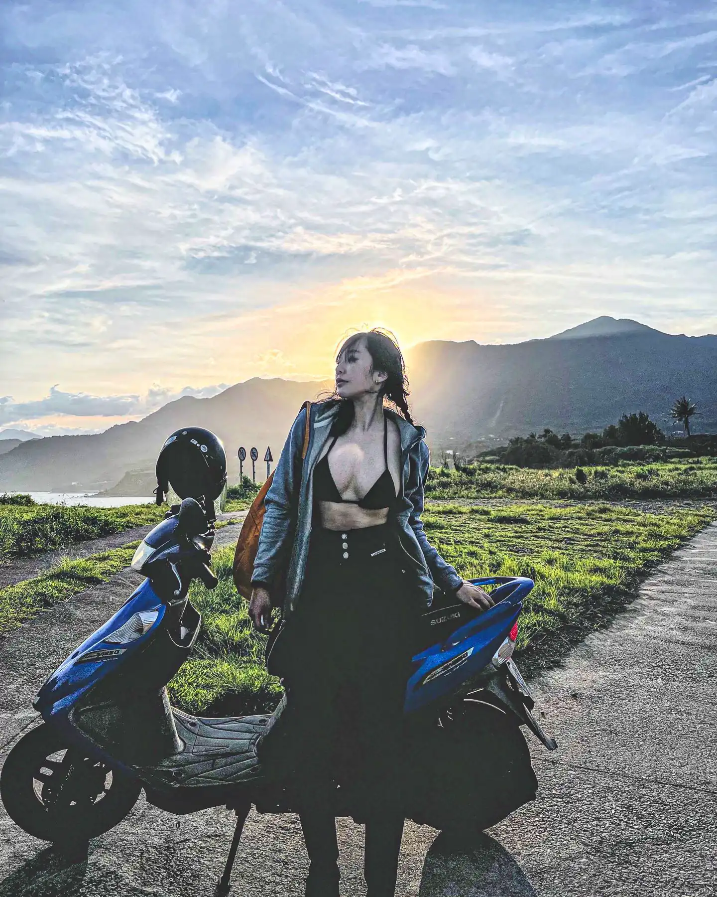 健身少女環島暗藏「銷魂腹肌」，沿途停靠不忘開路借賞「兇猛乳量」 - 網路美女