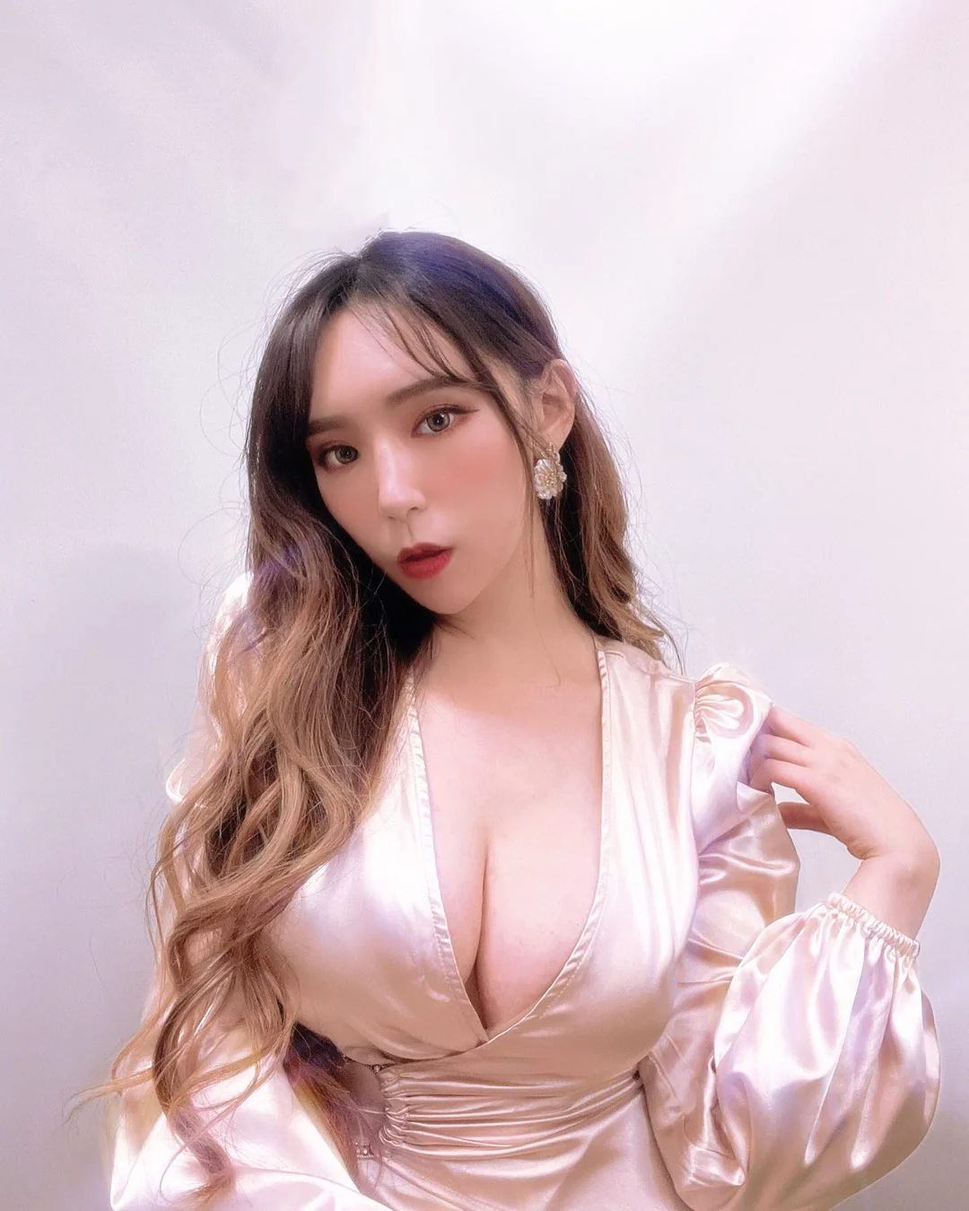彩妝造型師「蓁妮」火辣又性感！大方露「美胸蜜桃」熱舞，自稱：變態女王 - 網路美女