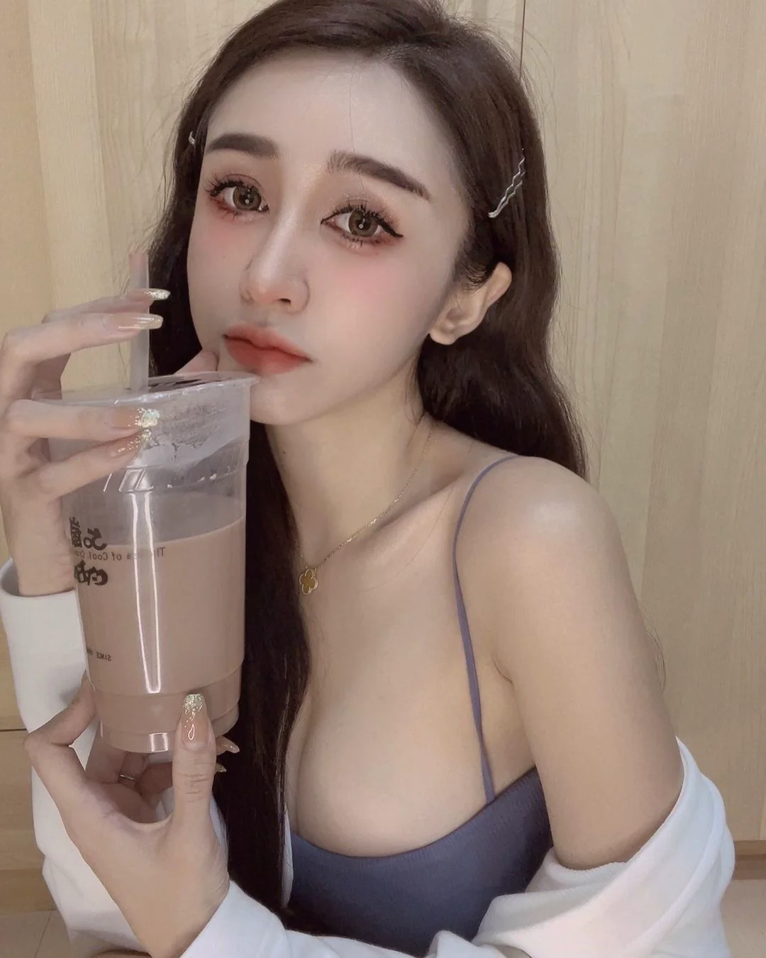 超正「醫美顧問」Ann爆乳喝手搖飲！「洶湧美乳」讓網友大喊：鮮奶加量！ - 網路美女