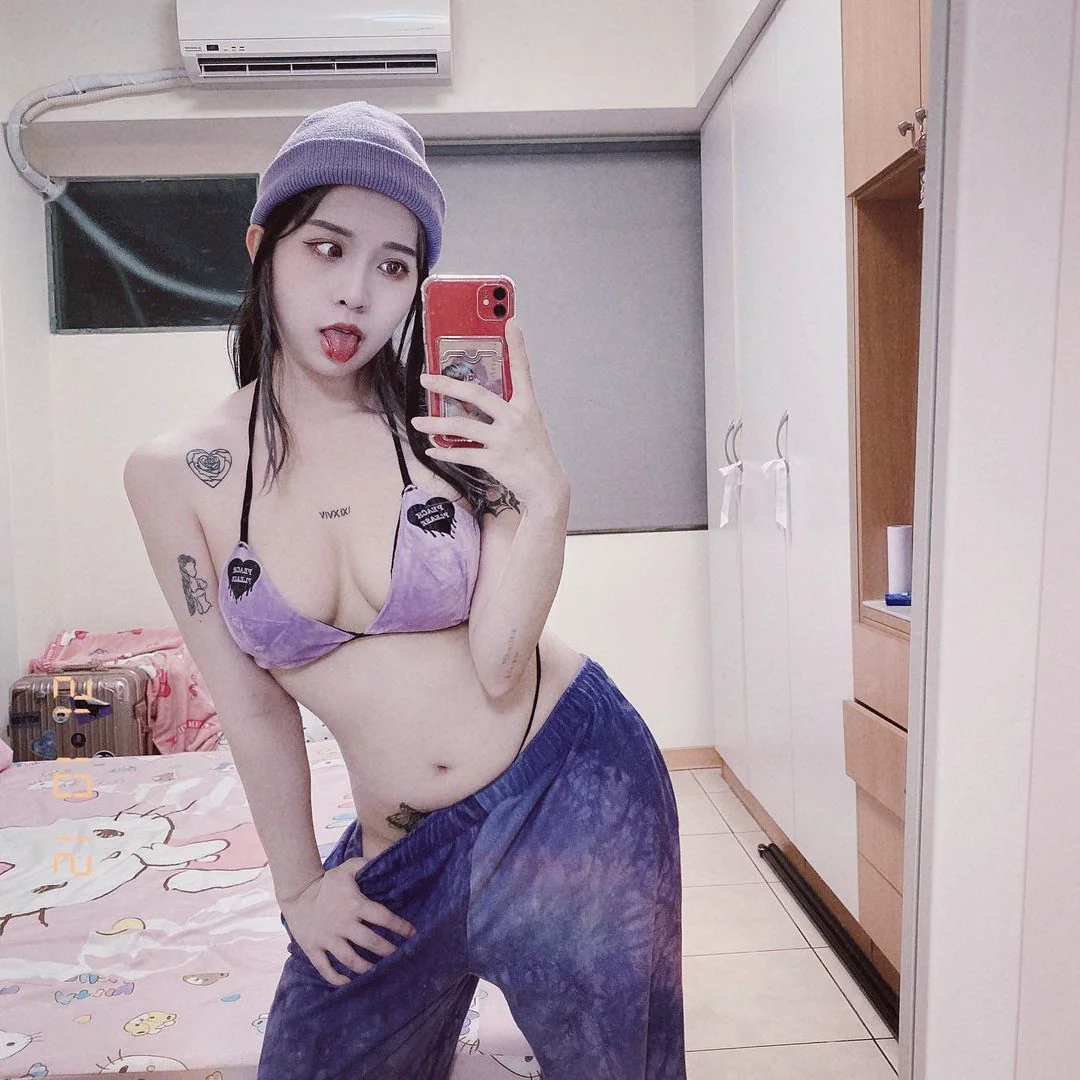 日系暗黑萌妹子「桃桃」性感又可愛！大膽秀「渾圓美乳＋白嫩蜜桃」！ - 網路美女