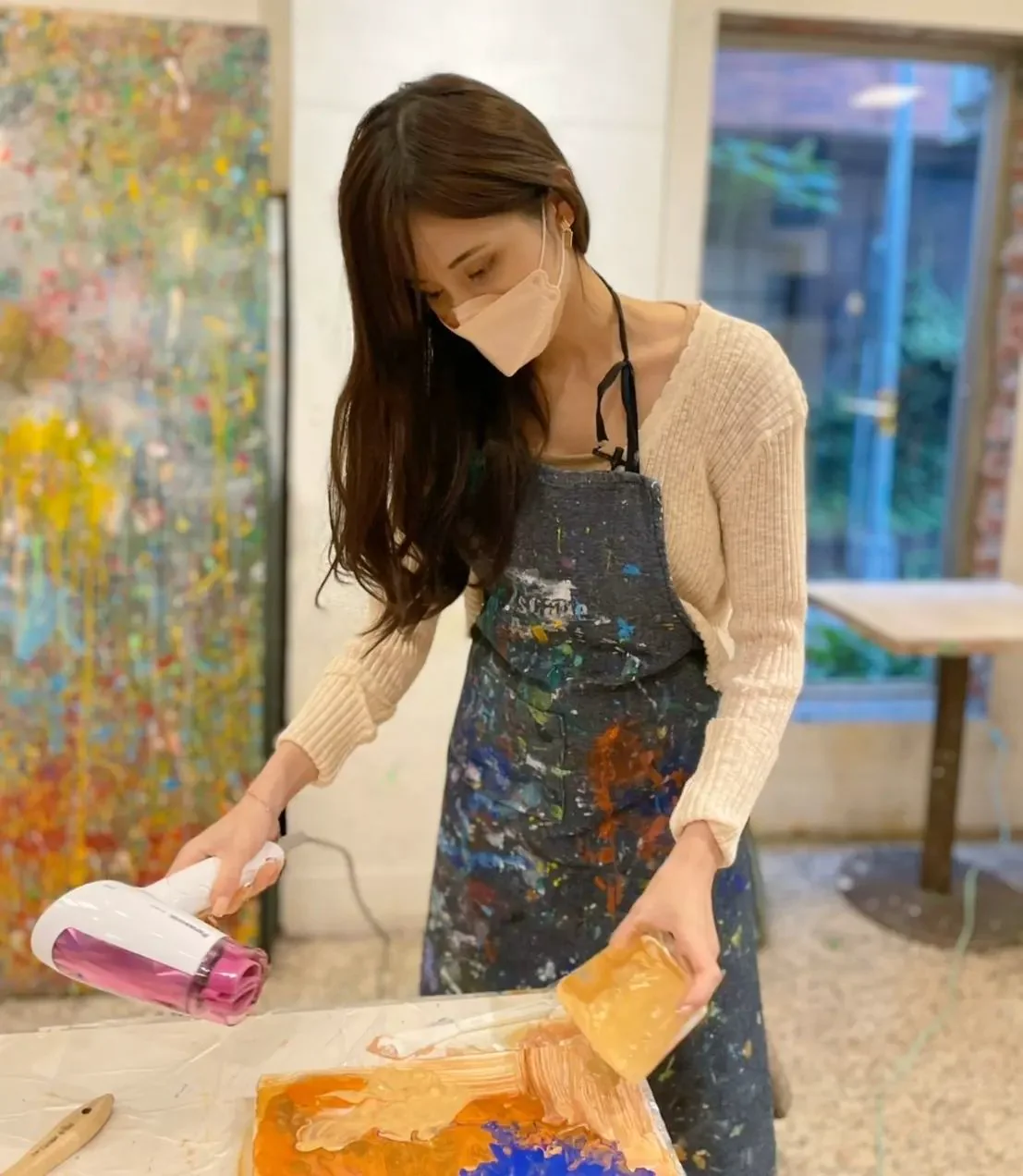 「超正美術老師」私下超性感，秒掏「鮮嫩美乳」 網友問：最後的晚餐可以交流嗎 - 網路美女