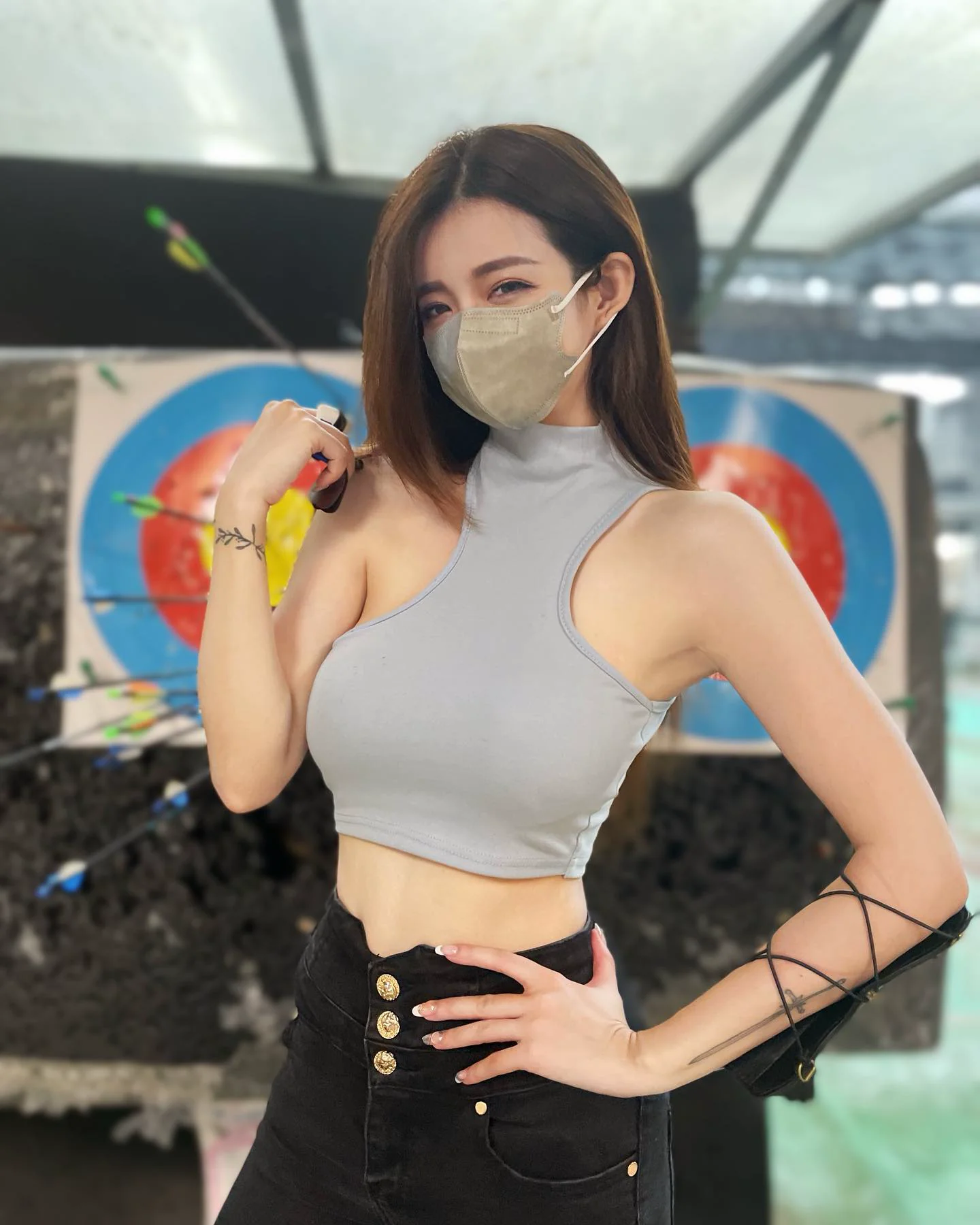 「逆天正妹」緊致美體拉弓超吸睛，「火辣紙片腰」現渾圓形狀讓人立馬被穿心 - 網路美女