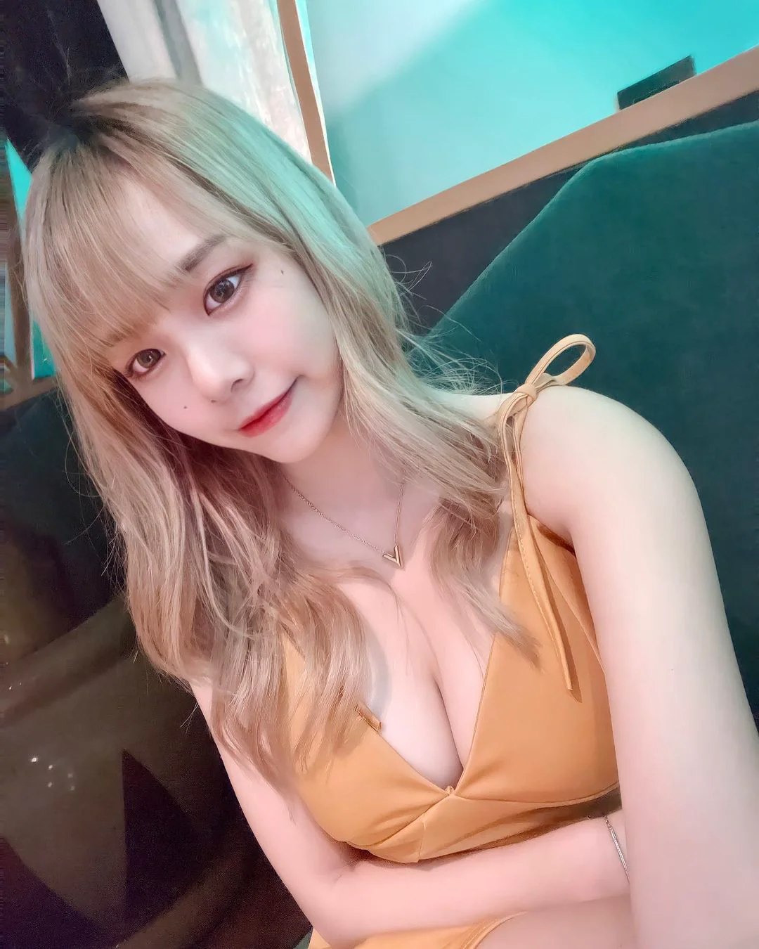 又甜又辣！「晞晞」超強女友力讓人戀愛，「白嫩雪乳」呼之欲出！ - 網路美女