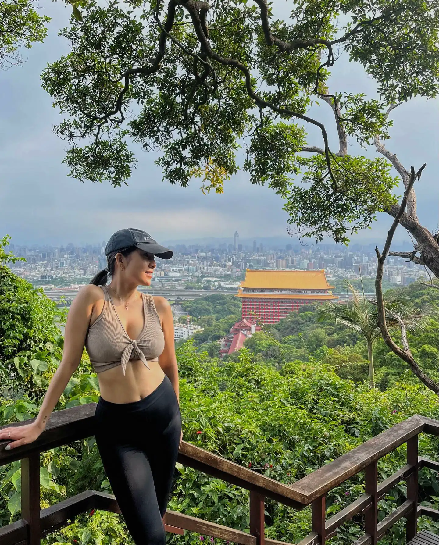 好大！陽光辣妹「攜乳」向上攻劍潭山，「性感體態」比圓山飯店還壯美 - 網路美女