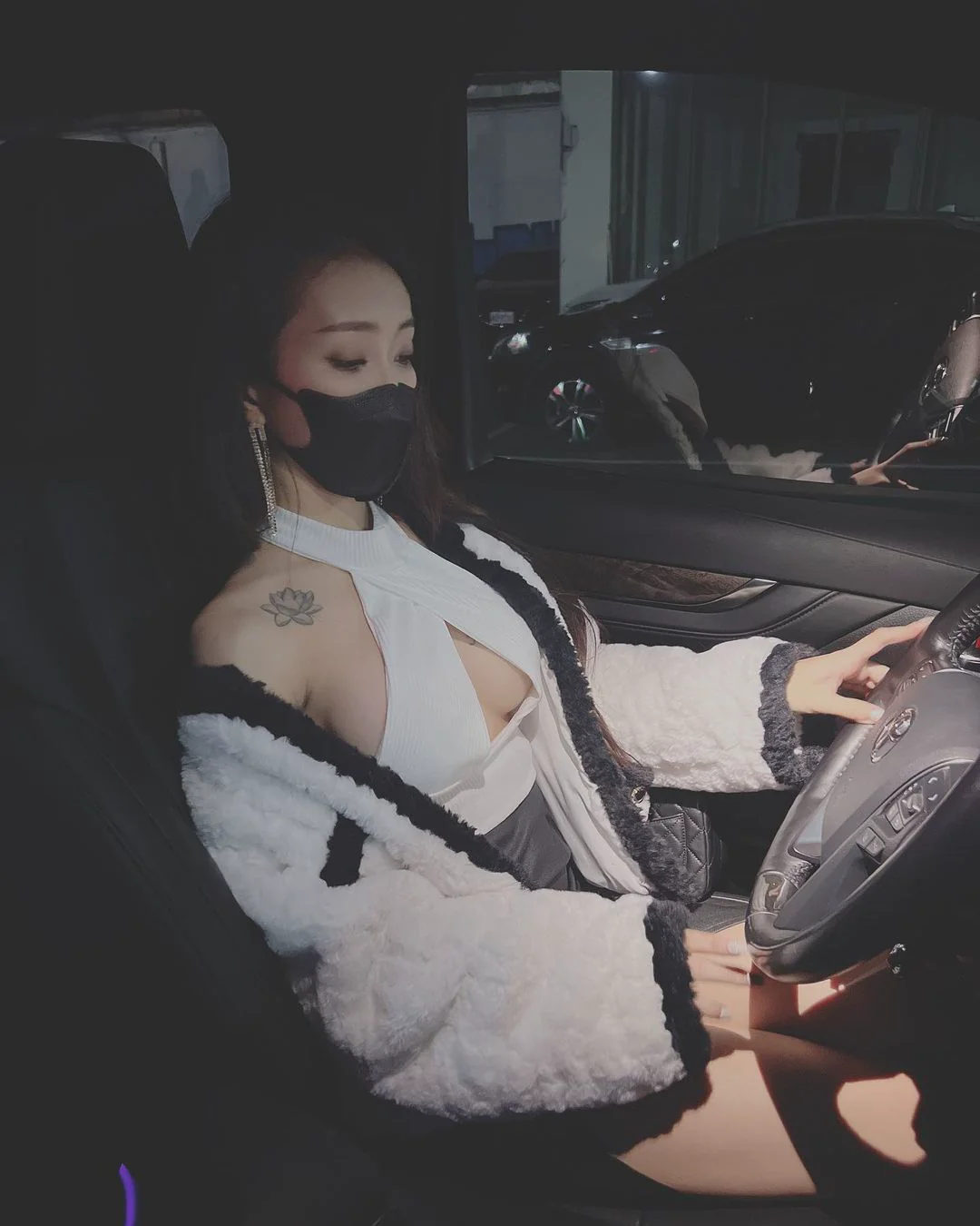 最辣阿發女司機！林琦性感穿搭「爆乳上路」，網友狂喊：送我回家！ - 網路美女