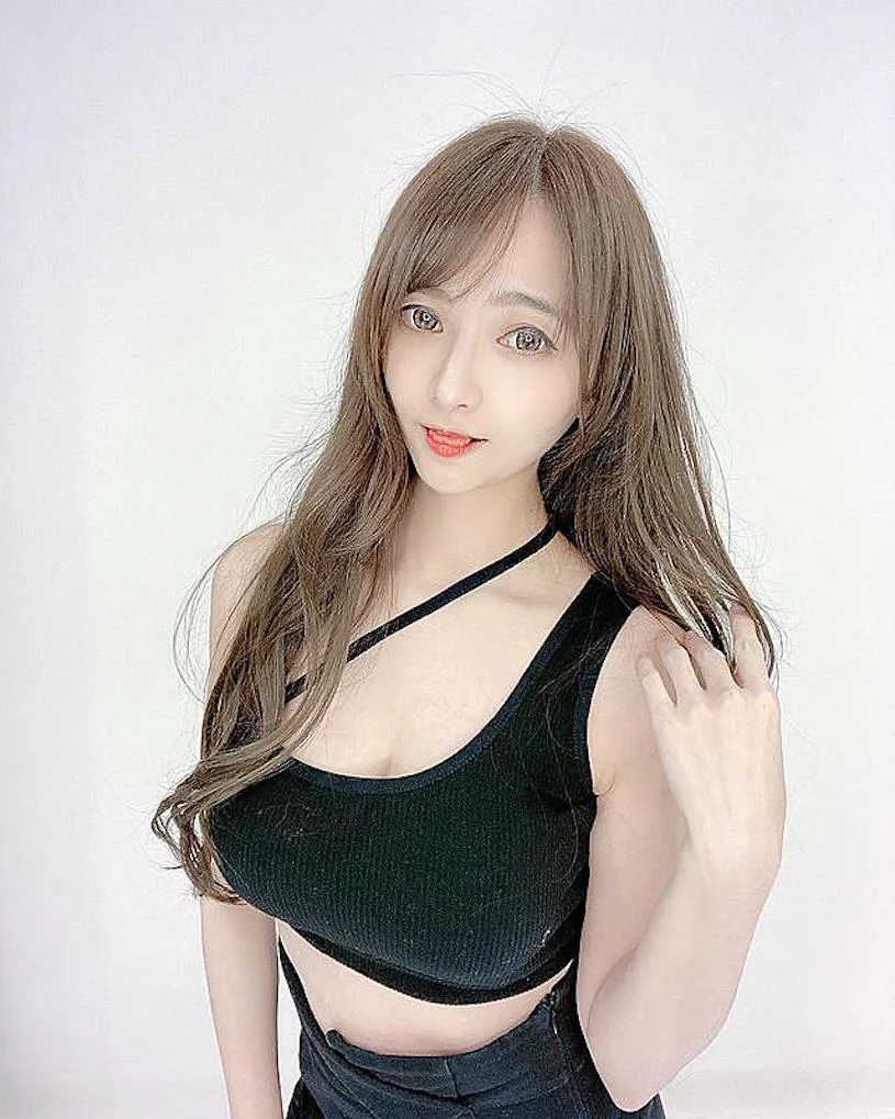 長腿女神「心玥」白嫩曲線超養眼，「性感嘟嘴」太讓人融化！ - 網路美女