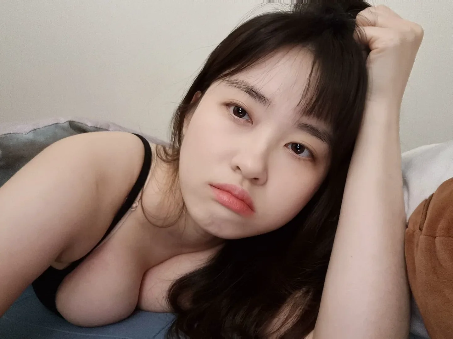 白嫩「微肉正妹」乳量太豐滿　大到趴在床上也壓不扁！ - 網路美女