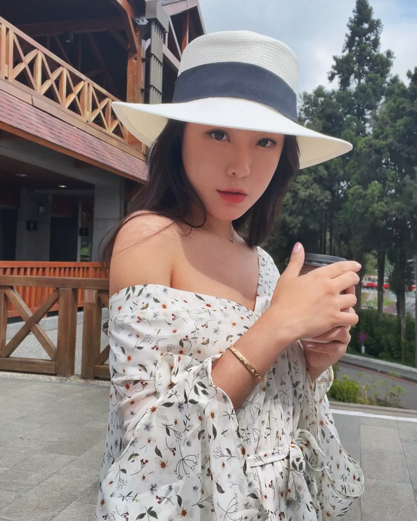 小火車上捕獲「性感闆娘」，「撩人香肩」一出站就狂顯修長玉腿 - 網路美女