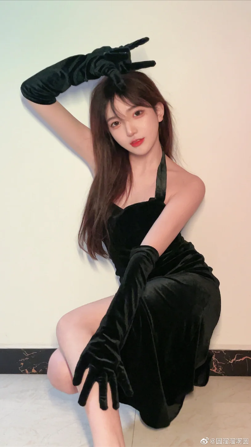 公園散步的「性感22歲正妹」，「背帶的位置」好引人遐想！ - 網路美女