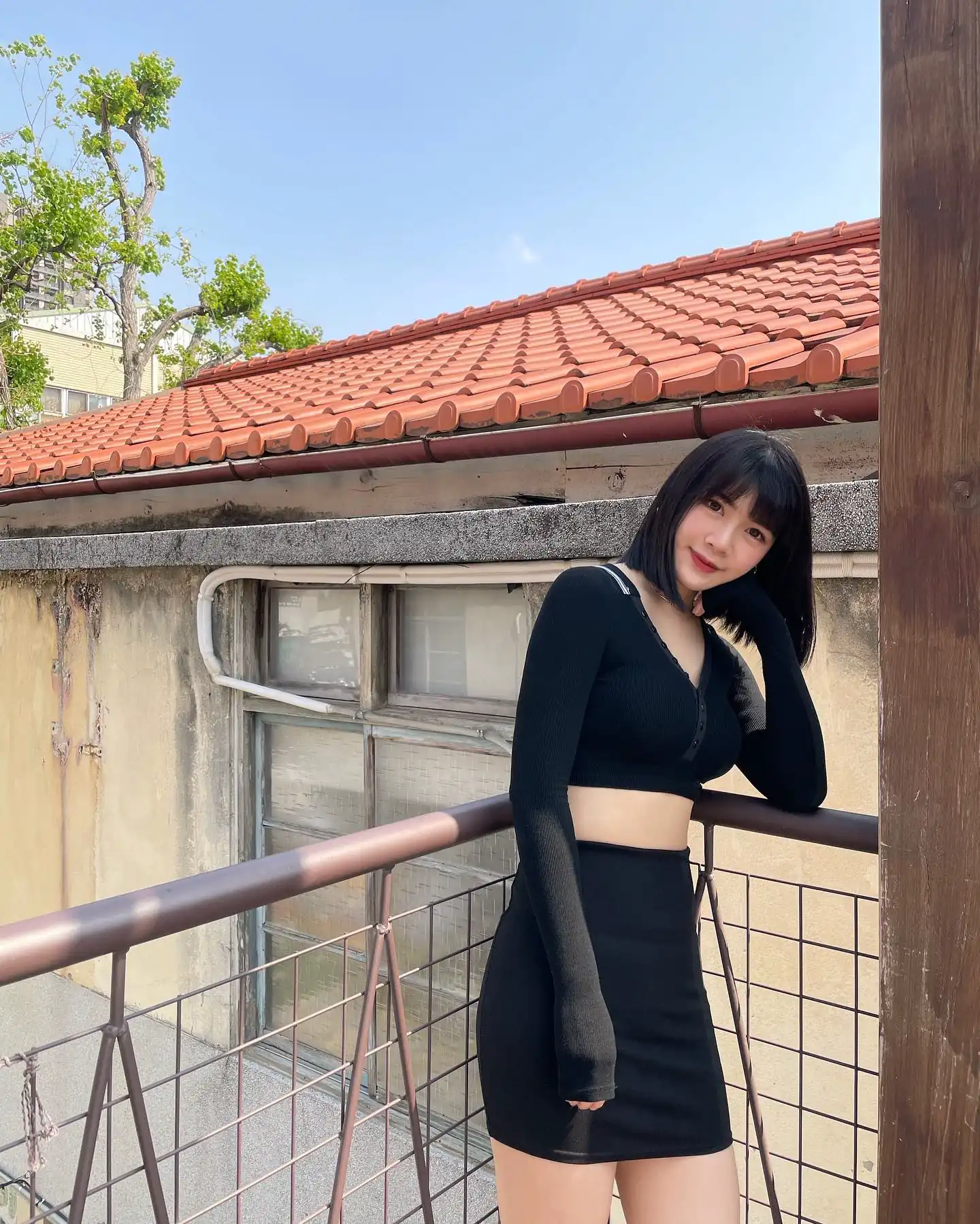 「短髮大眼妹」緊致腰間頂「渾圓雙峰」，一抹甜笑讓人戀愛 - 網路美女
