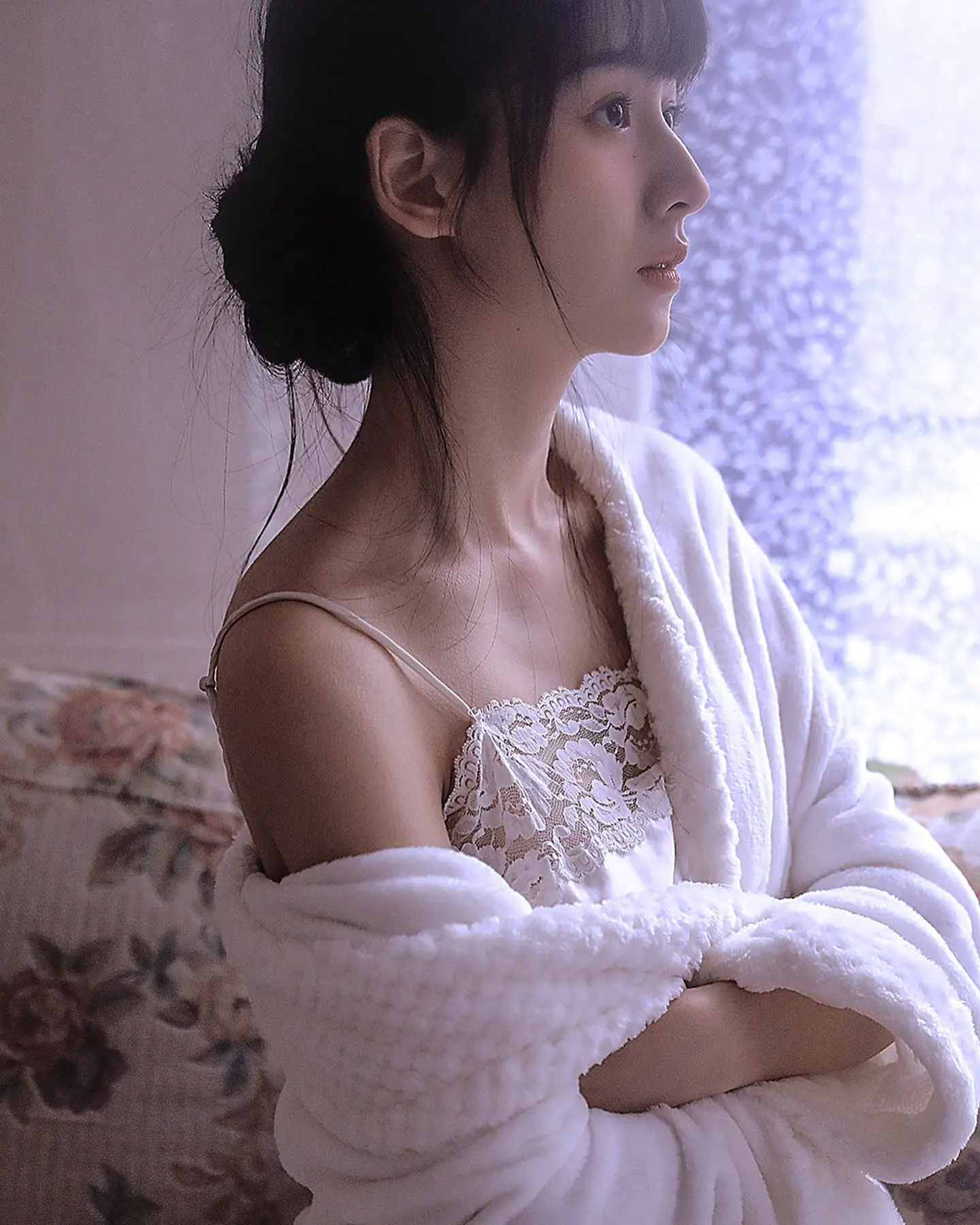 「仙氣少女」床上姿態太撩人，「骨感香肩」還藏性感豪溝 - 網路美女