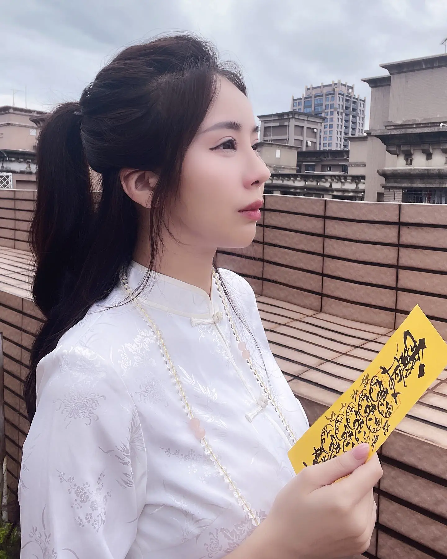 最美通靈師姐「Tiffany甄馨」挺火辣身材幫問事　信眾都戀愛啦！ - 網路美女