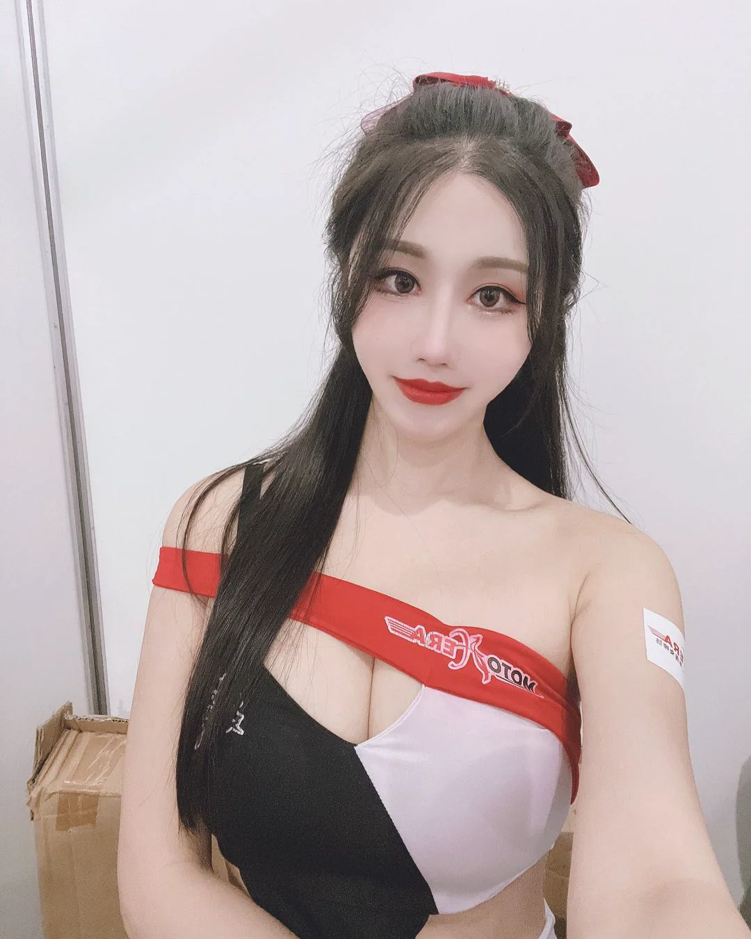 麗寶賽車場「白皙雪乳正妹」夏小允，超惹火Ｓ曲線讓人看了猛踩油門！ - 網路美女