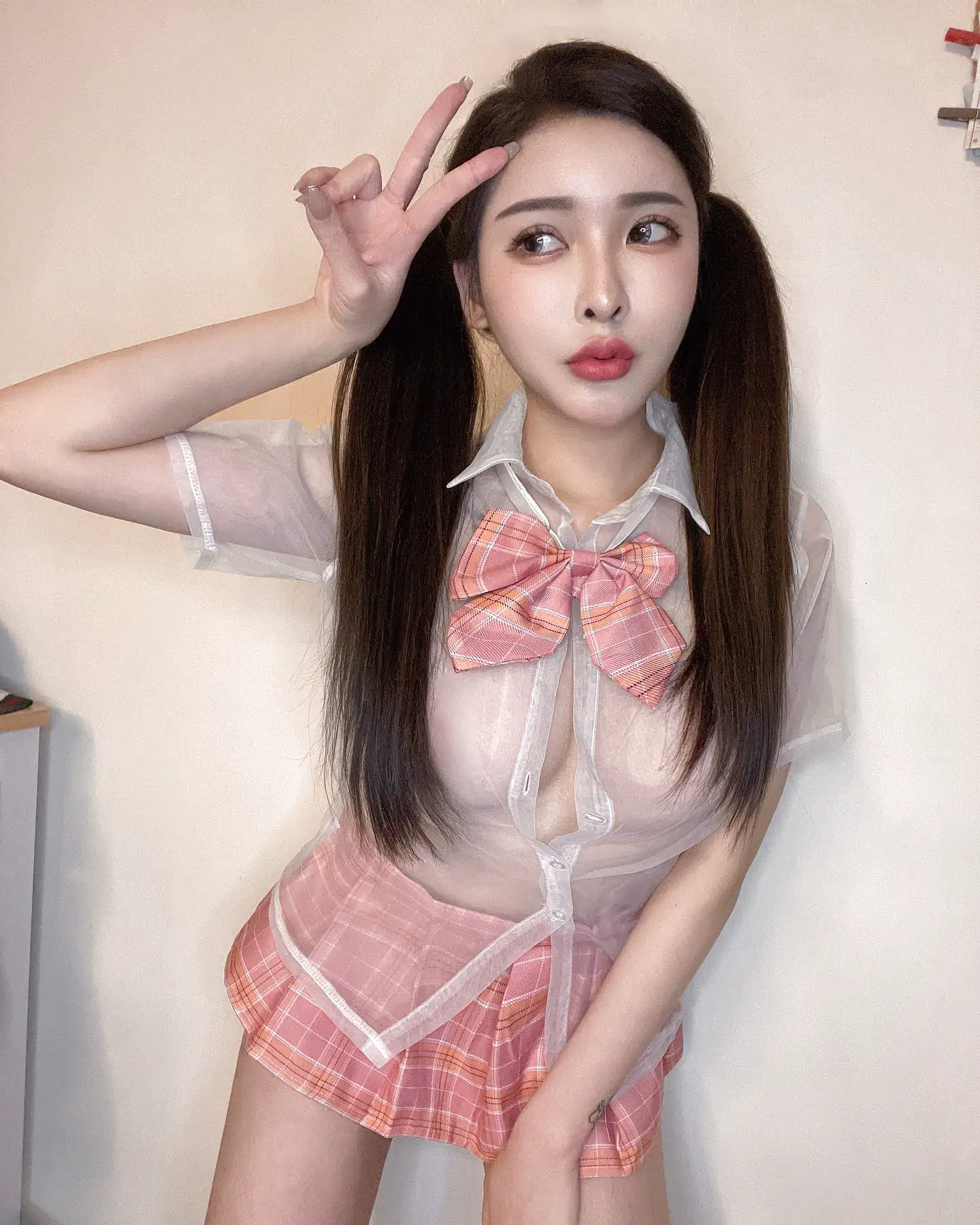 火辣小妖精「姍姍33」透明高中制服讓巨乳線條若隱若現！ - 網路美女