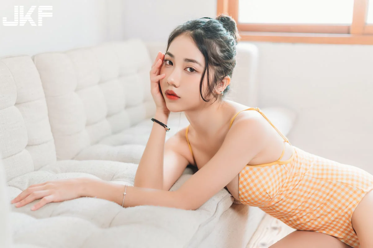 冷豔正妹「彭柔旂」深V美乳視角，連身比基尼造型「比例超優質」！ - 網路美女