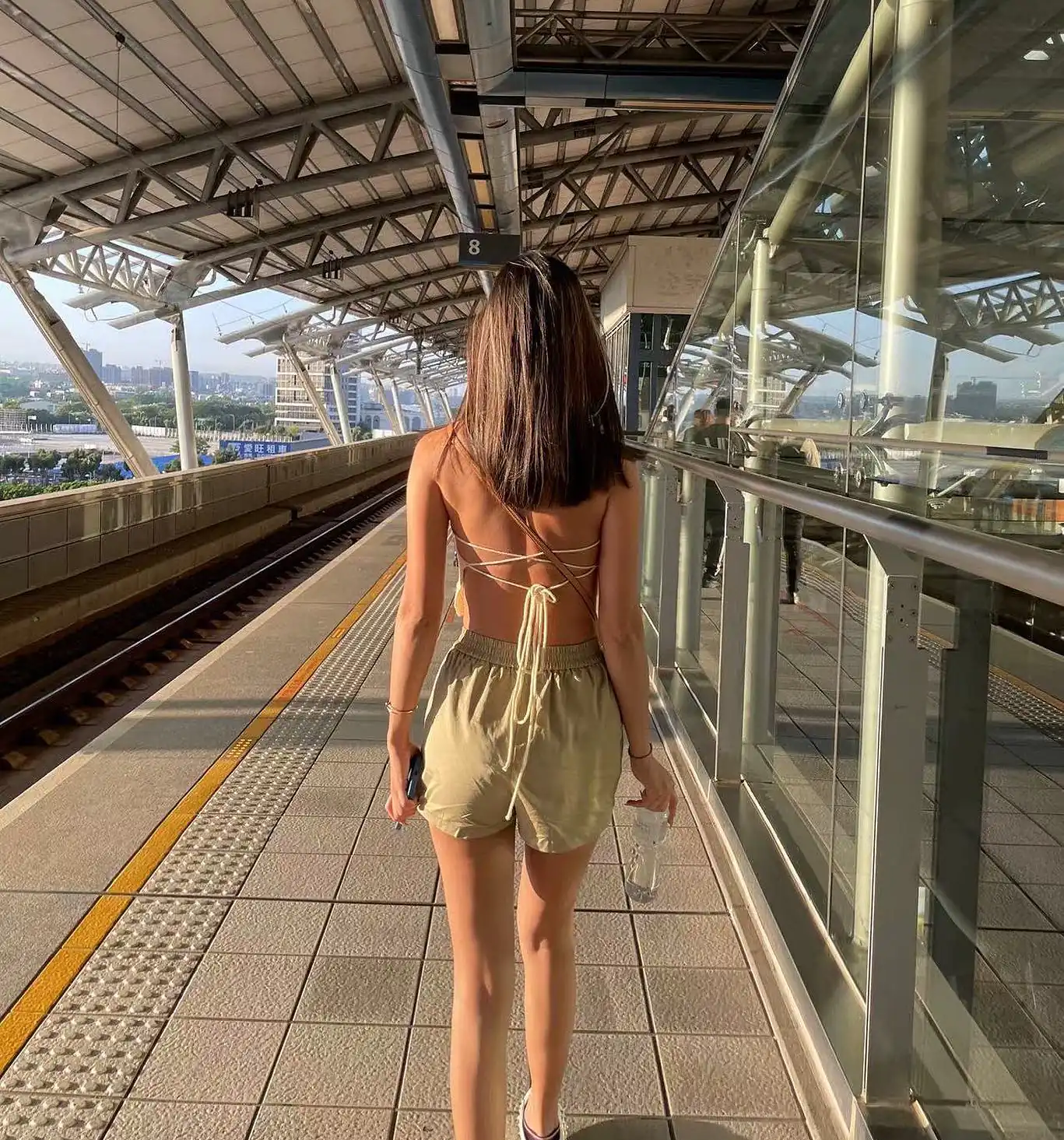 台中高鐵站驚見「性感美背」，轉身現「銷魂曲線」讓乘客秒陶醉！ - 網路美女