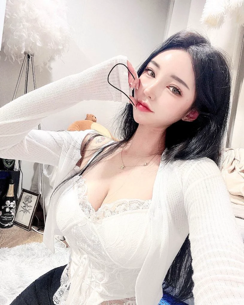 嫵媚正妹「蕾絲裝深溝外露」，「水嫩美乳」好挑逗呀！ - 網路美女
