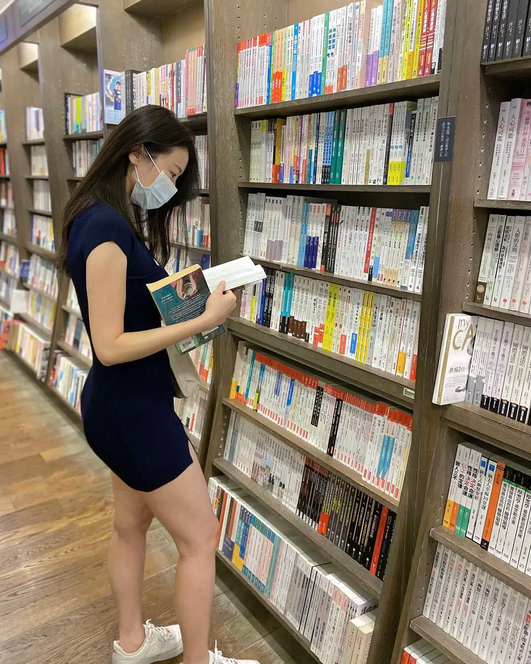 書店遇到「長髮短裙正妹」！前凸後翹Ｓ曲線太顯眼，原來還是家醫科醫師！ - 網路美女