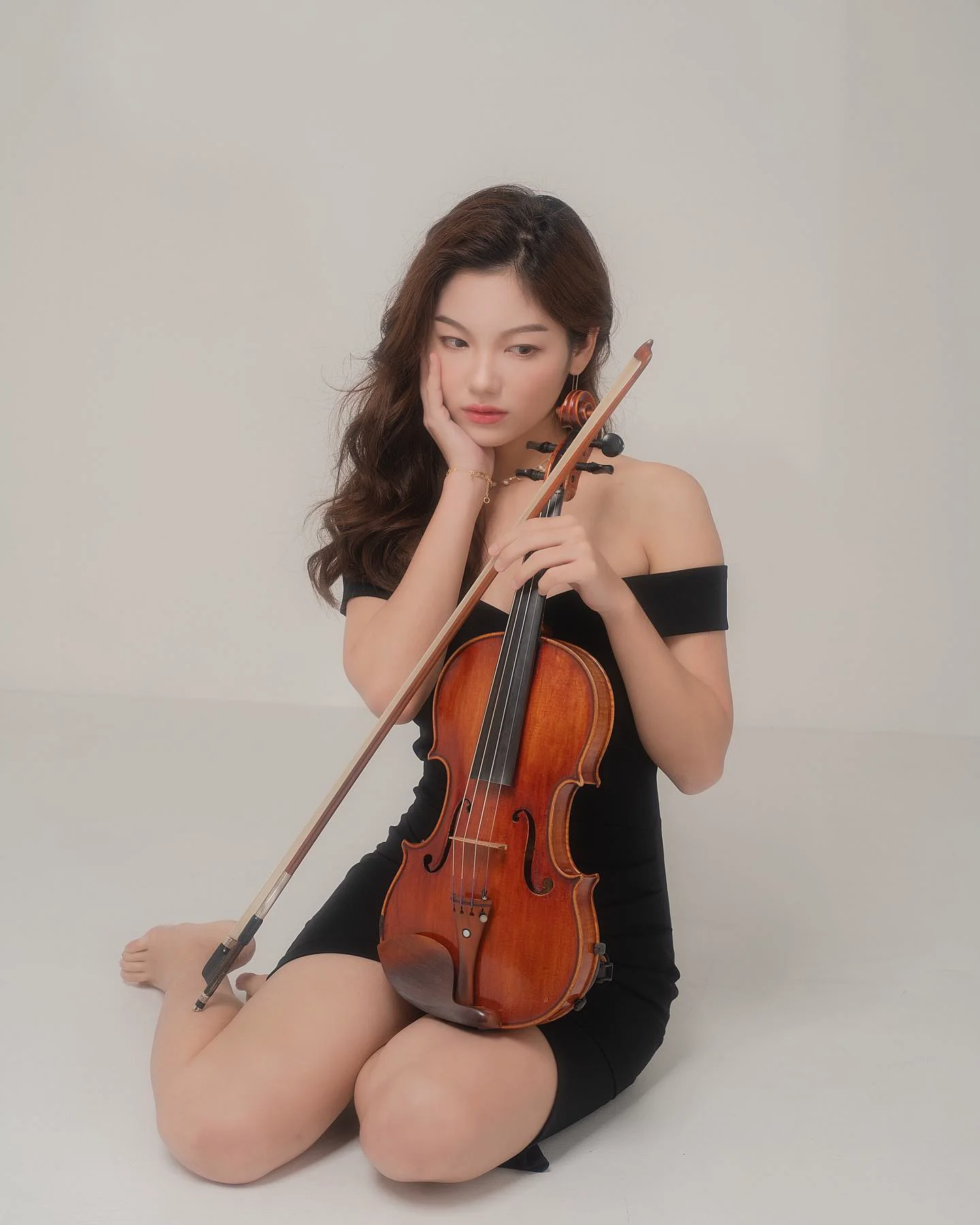 專業小提琴手「霈霈」氣質甜美好戀愛　飽滿身材深藏不露 - 網路美女