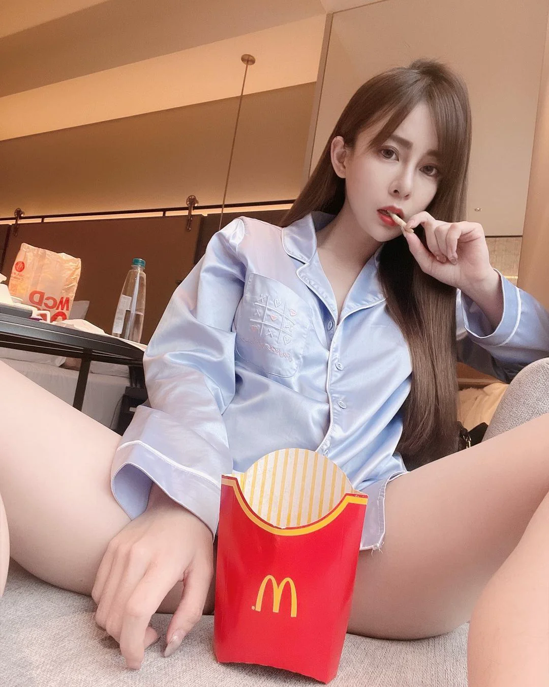 薯條這樣吃合法嗎？巨乳正妹「林葳」下身失蹤，白皙美腿好引人遐想！ - 網路美女