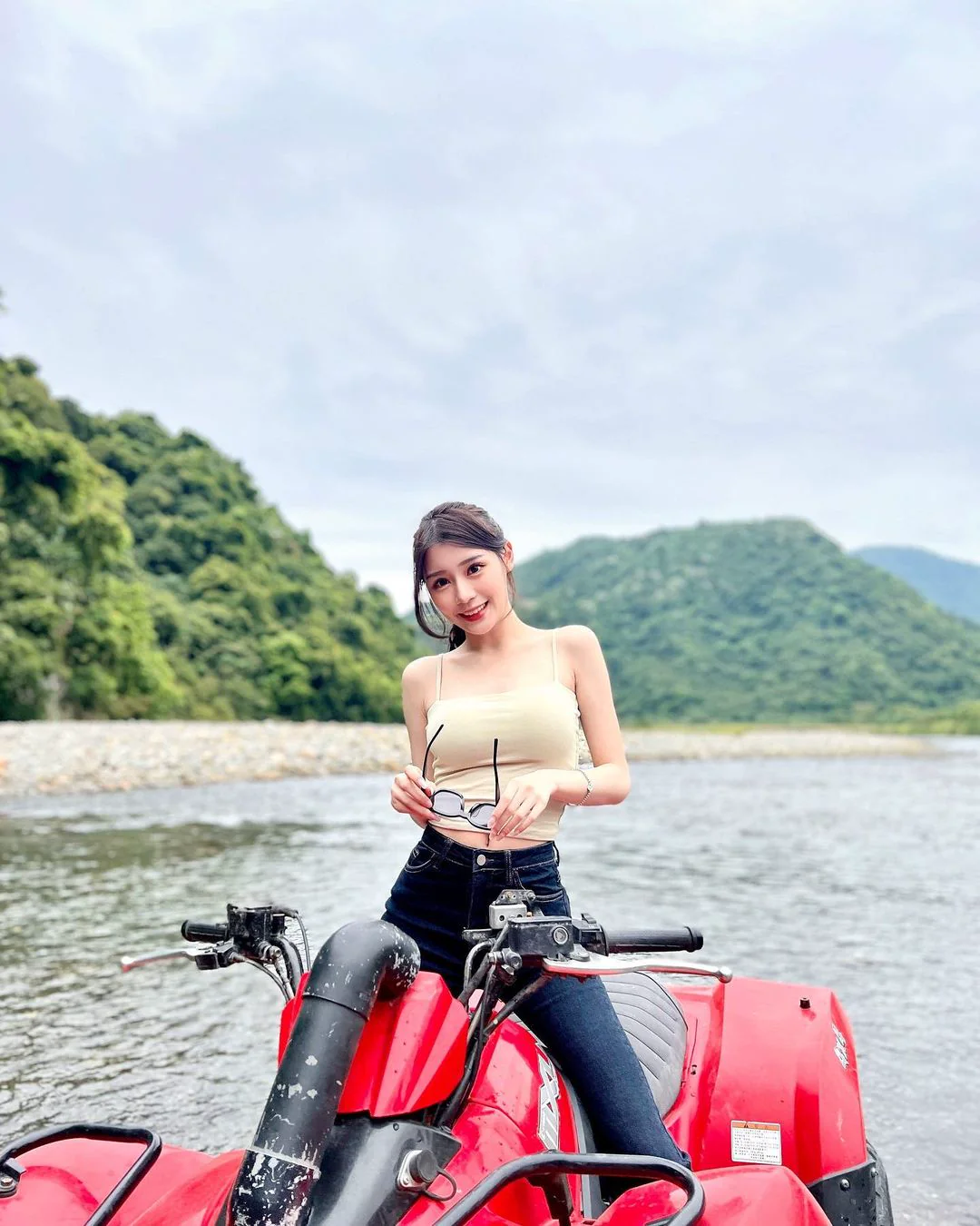 宜蘭露營地「美乳細腰正妹」騎越野車出沒！氣質超仙比例姣好，根本天菜！ - 網路美女