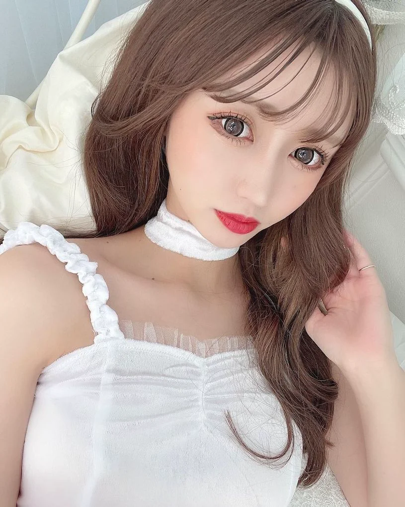白皙小隻馬女孩「曲線極佳」，「出遊美照」深溝辣翻了！ - 網路美女