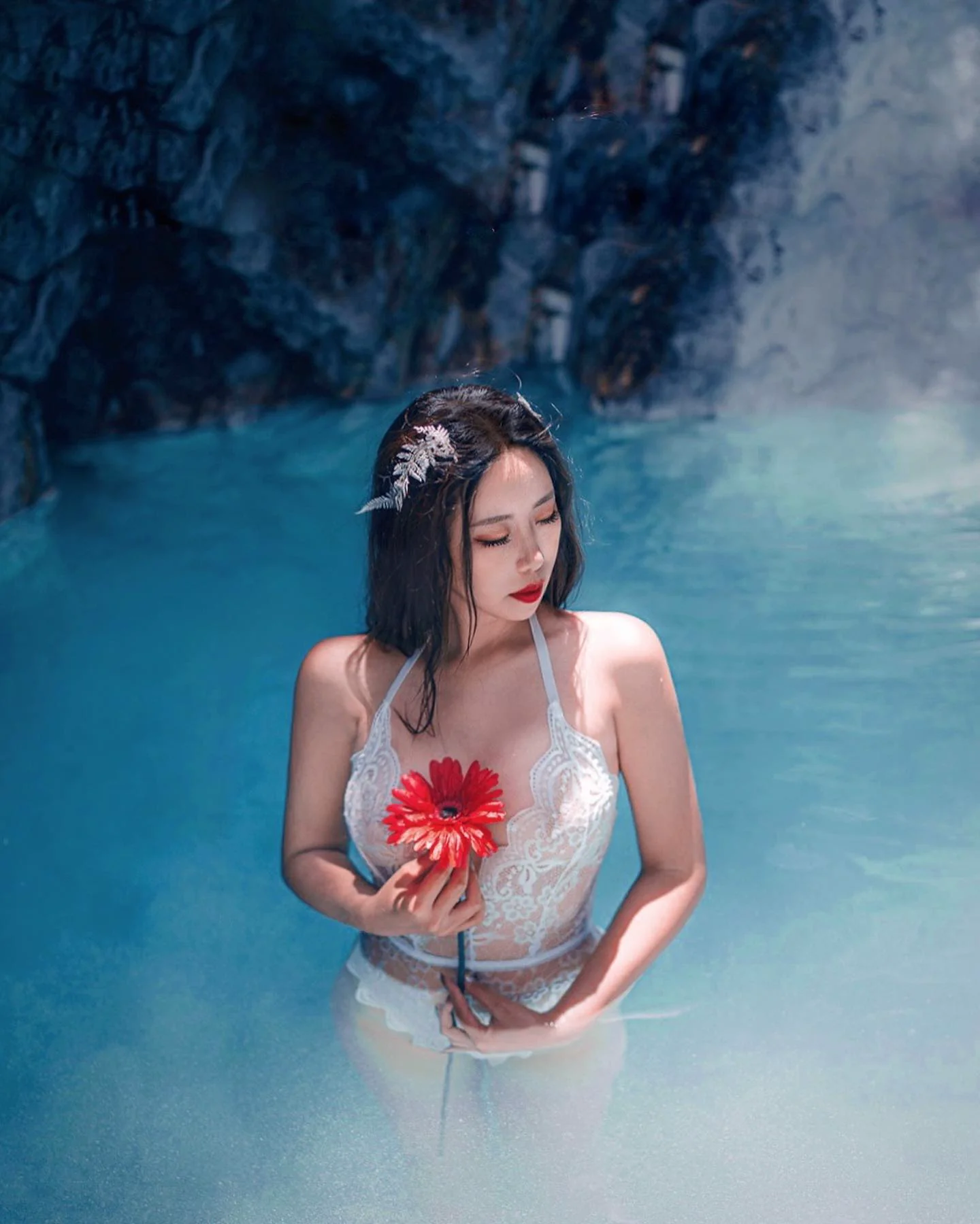 冷豔正妹「玟妡Wenhsin」火辣美體現身秘境，「渾圓雙峰」搭玉腿畫面超雋永！ - 網路美女