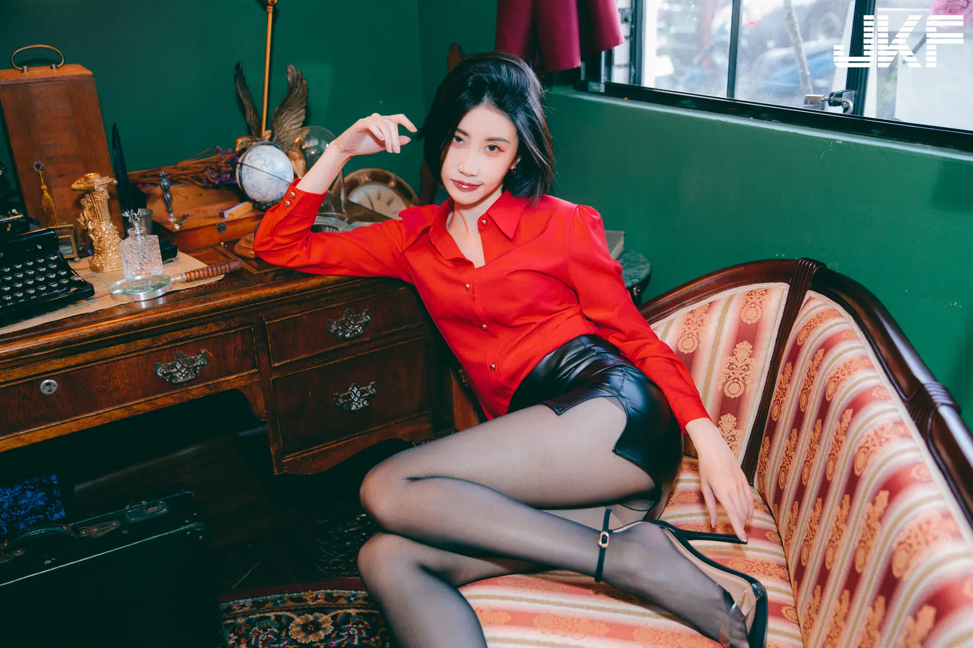 性感小辣椒「王紅」修長美腿好撩人，超短黑皮裙秀「黑絲長腿＋渾圓蜜桃」！ - 網路美女