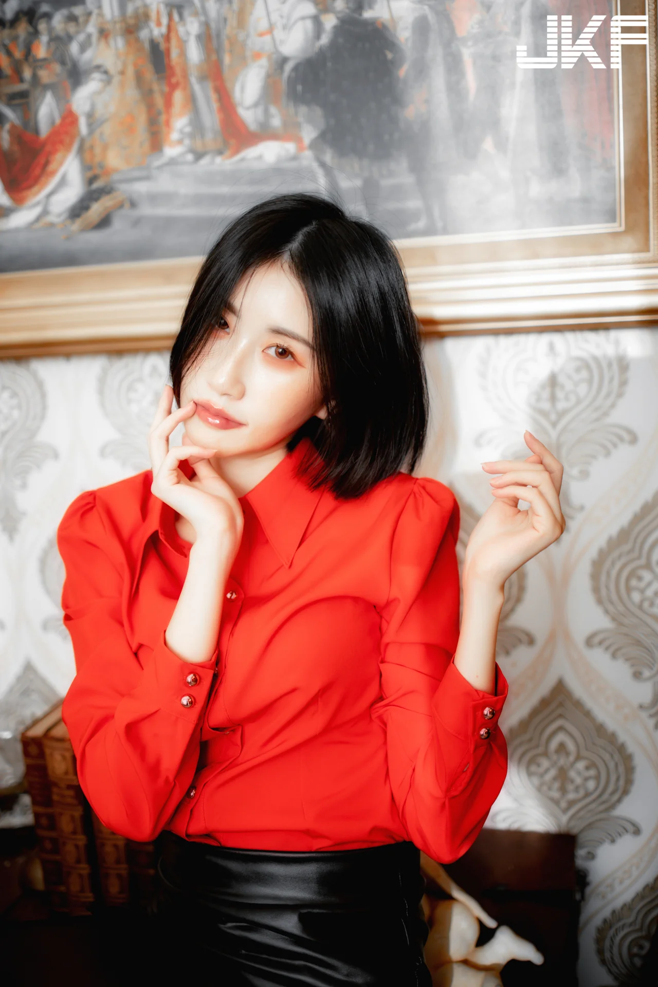 性感小辣椒「王紅」修長美腿好撩人，超短黑皮裙秀「黑絲長腿＋渾圓蜜桃」！ - 網路美女