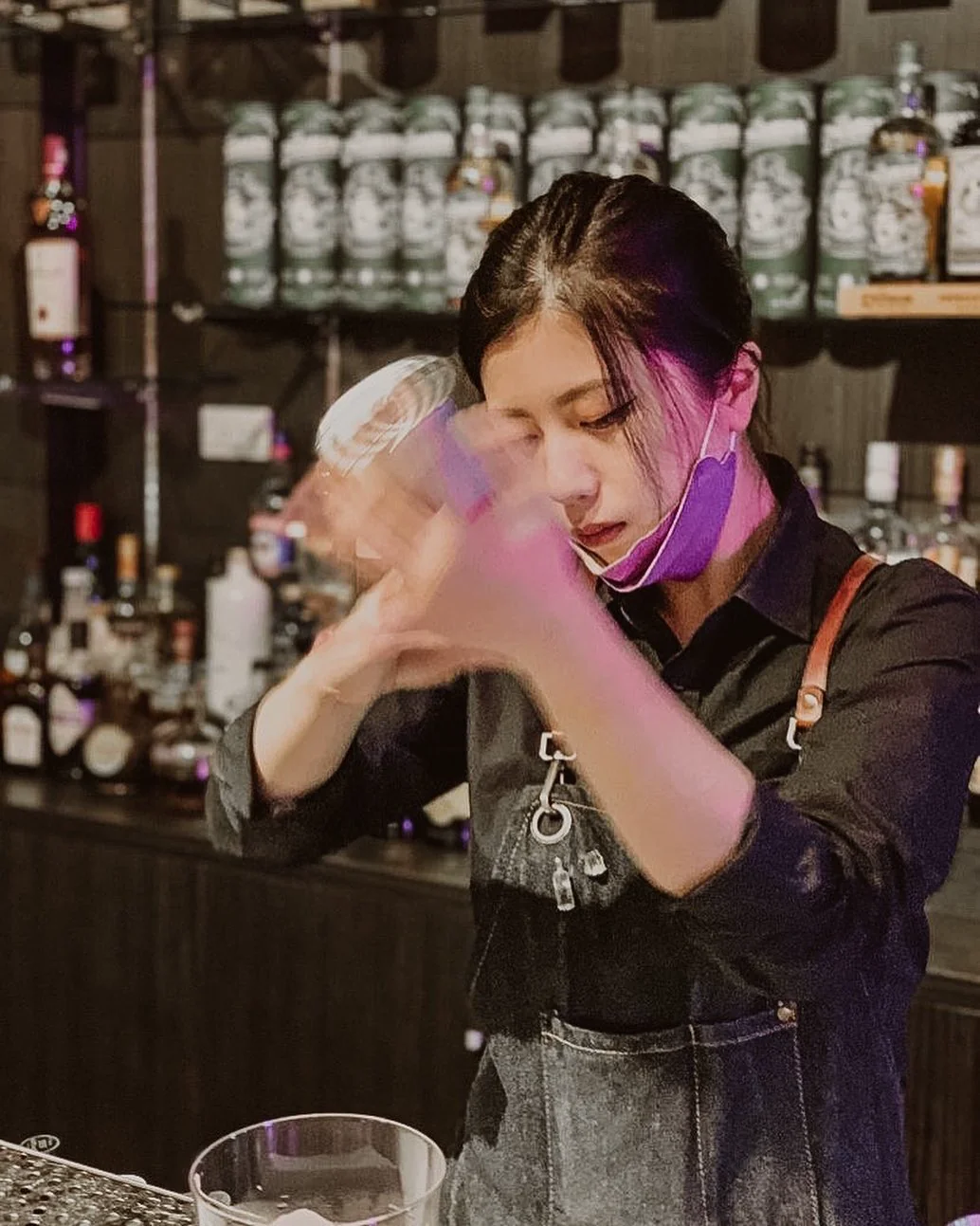 台南正妹「調酒師」身材超犯規！比基尼秀「雪白豪乳」，網友大讚：想看她瘋狂調酒 - 網路美女