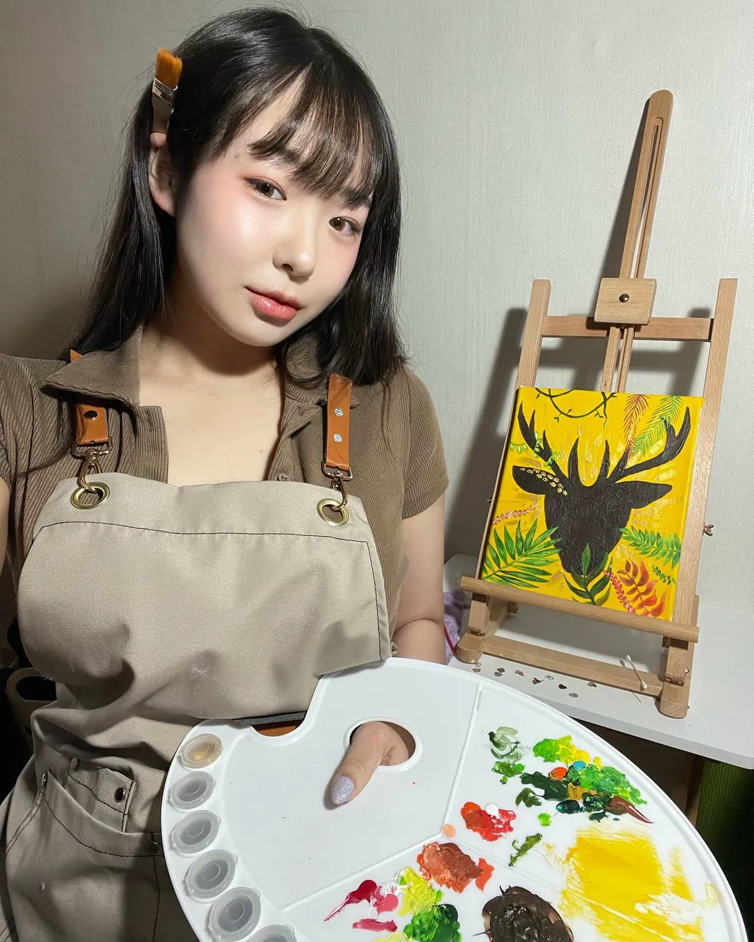 核彈級肉肉！「童顏巨乳女畫家」線條太離譜，「翹臀蜜大腿」好色氣！ - 網路美女