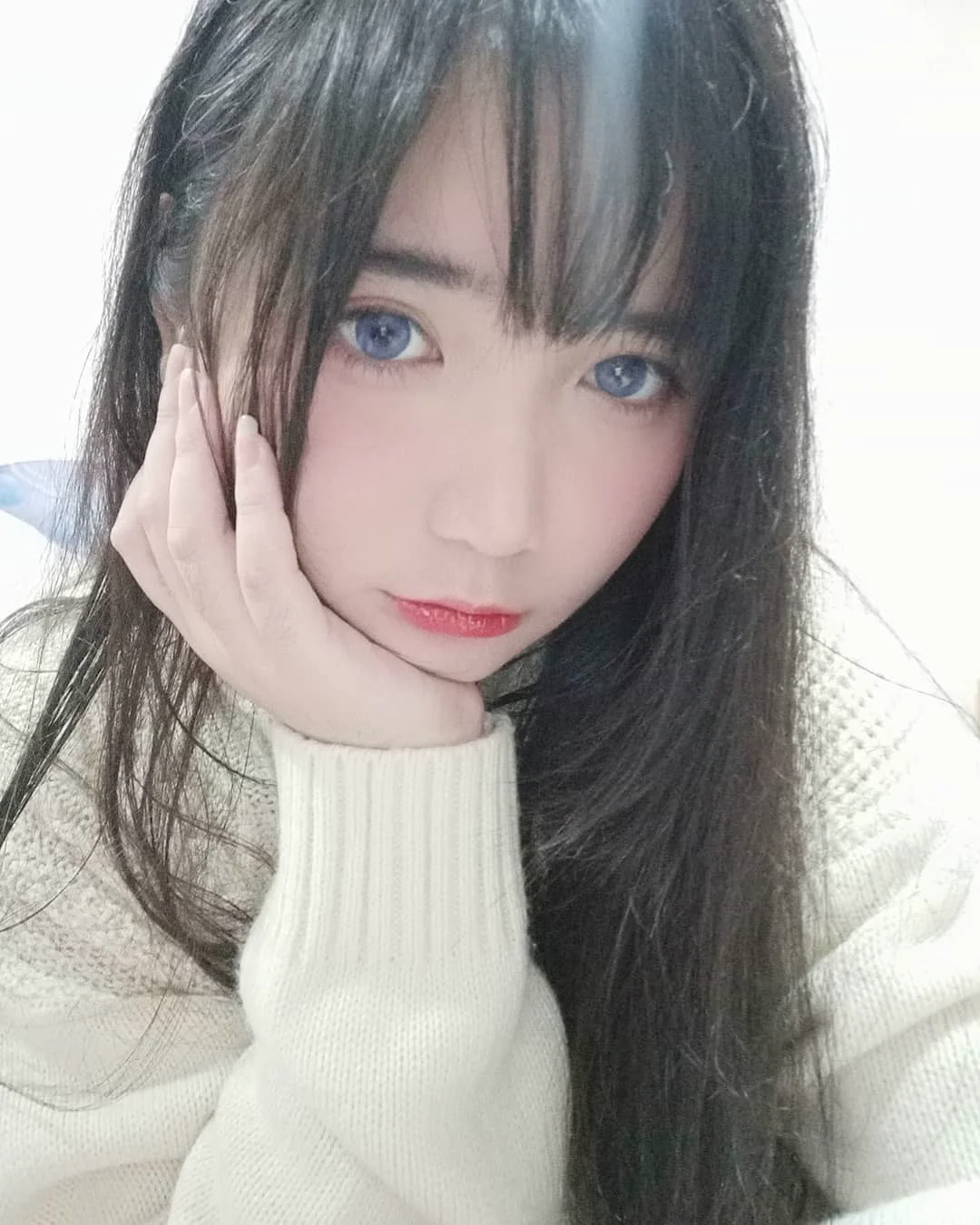 大眼正妹穿上「童貞殺」形象一秒轉變…　白皙挺翹蜜桃臀乍現嗨爆～ - 網路美女