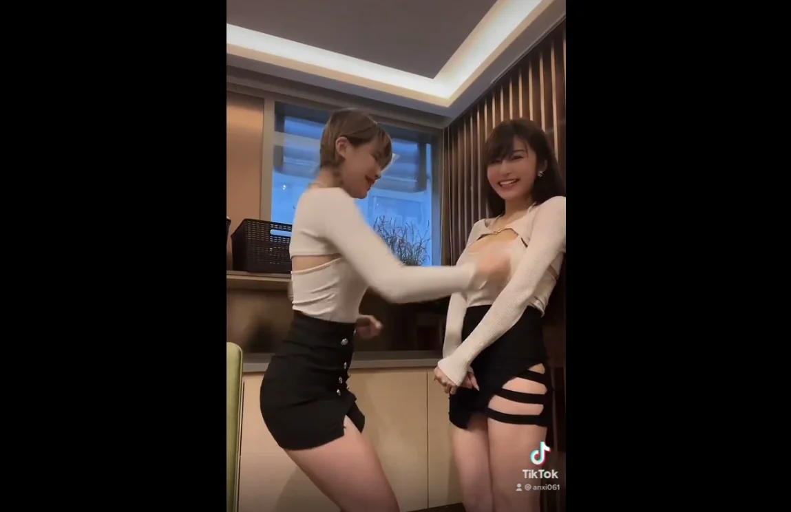 巨乳甜心「安希Anxi」被當沙包　閨密狂揍胸前兩顆奶球 - 網路美女