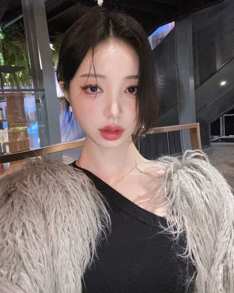 冷豔豐唇正妹「肩帶滑落好撩人」，「誘惑美乳」迷倒人心！ - 網路美女