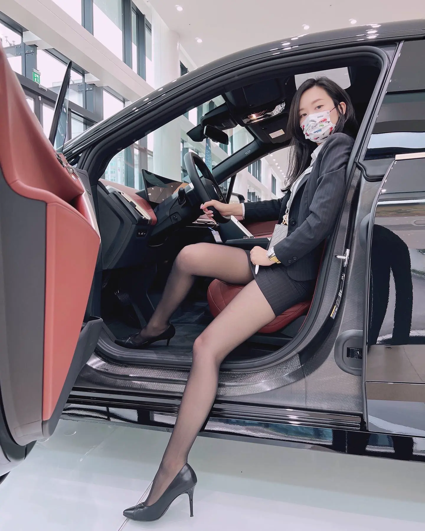 BMW「美腿業務代表」透膚黑絲襪超性感　網友：揪團賞車了 - 網路美女