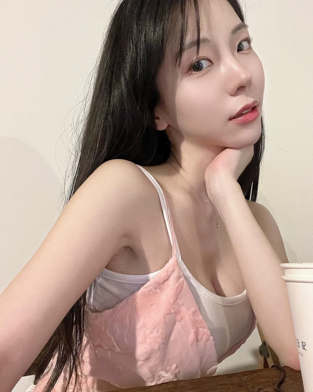 清純正妹骨子裡超色！玩水用「氣球遮點」，比基尼小褲褲還拉到見底！ - 網路美女