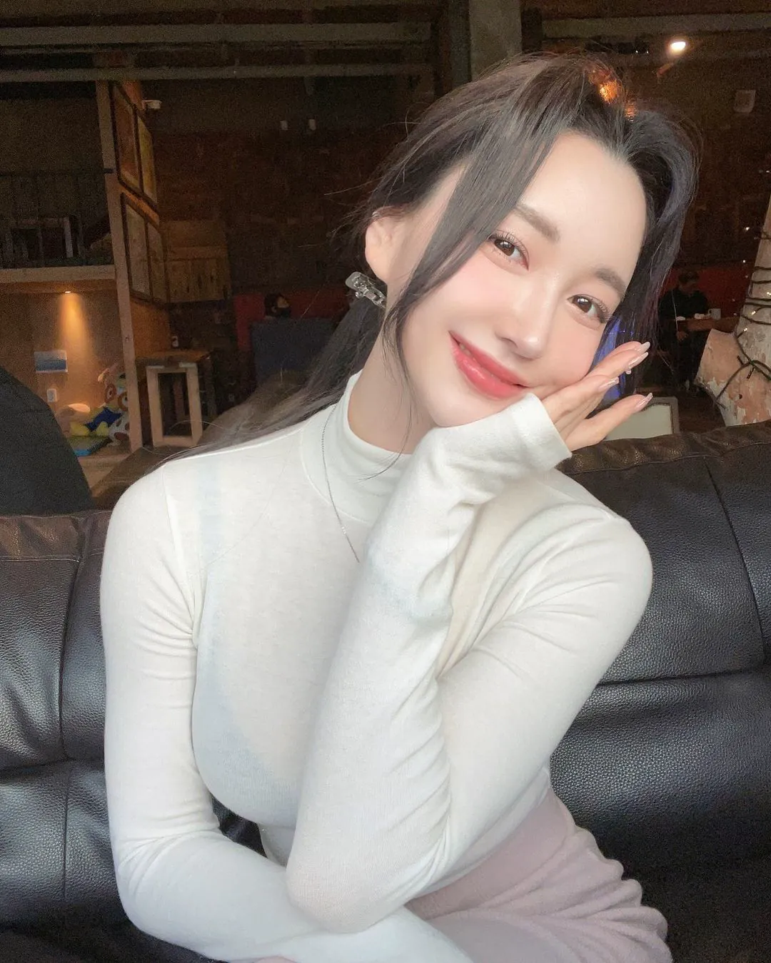 白皙美模 Yeline 仙氣滿滿！健身練出精實曲線...「滿身泡沫」近照迷倒網友 - 網路美女