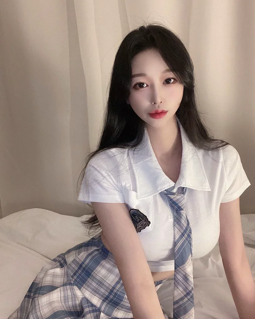 美乳空姐「粉嫩造型」好溫柔，「超辣飽滿曲線」看了好過癮！ - 網路美女