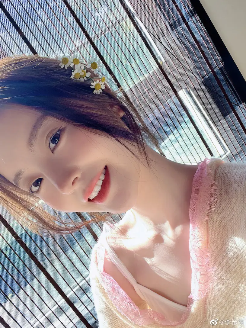表演系正妹「甜美臉蛋」讓人心動，「水嫩曲線」魅力滿滿！ - 網路美女