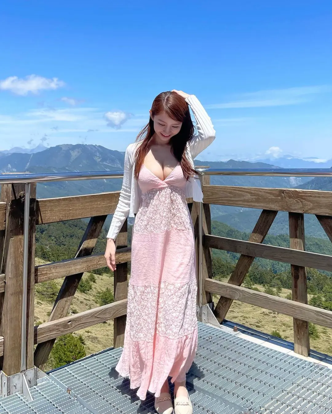 合歡山出沒「粉紅爆乳洋裝正妹」！白皙豐滿美乳好吸睛，原來是甜美護理師！ - 網路美女